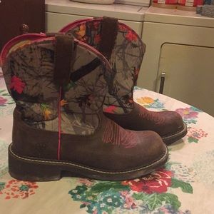 Hardly worn Ariat cowboy Boots